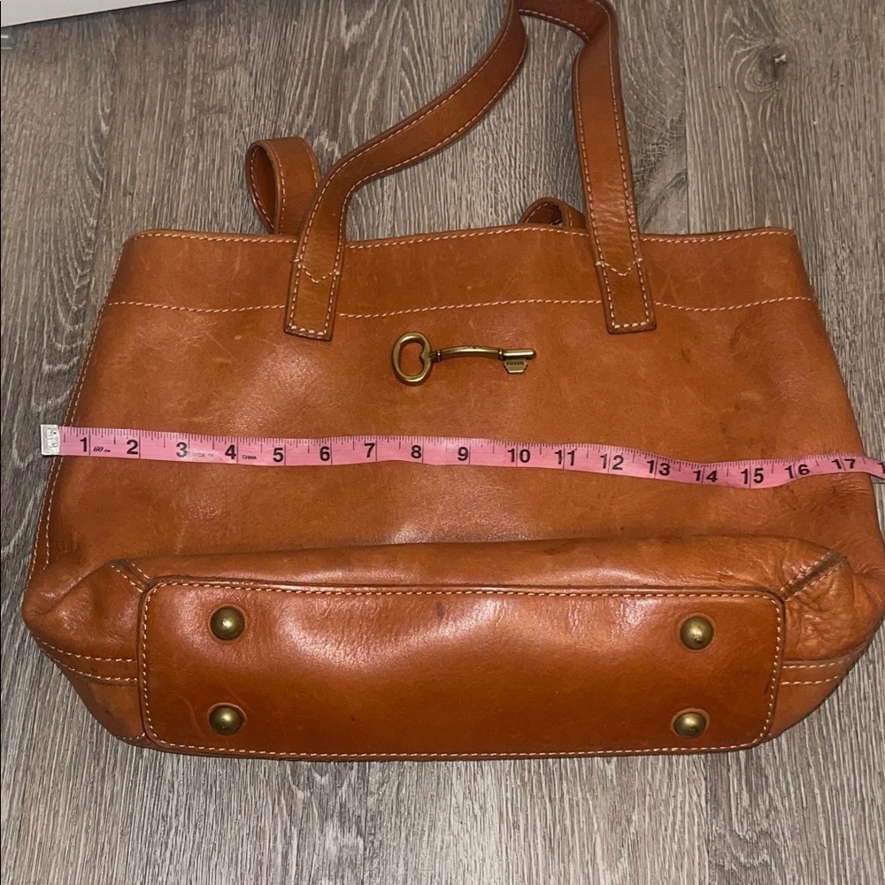Fossil Tan Leather Tote with brass key Accent shoulder handbag medium size - Picture 9 of 12